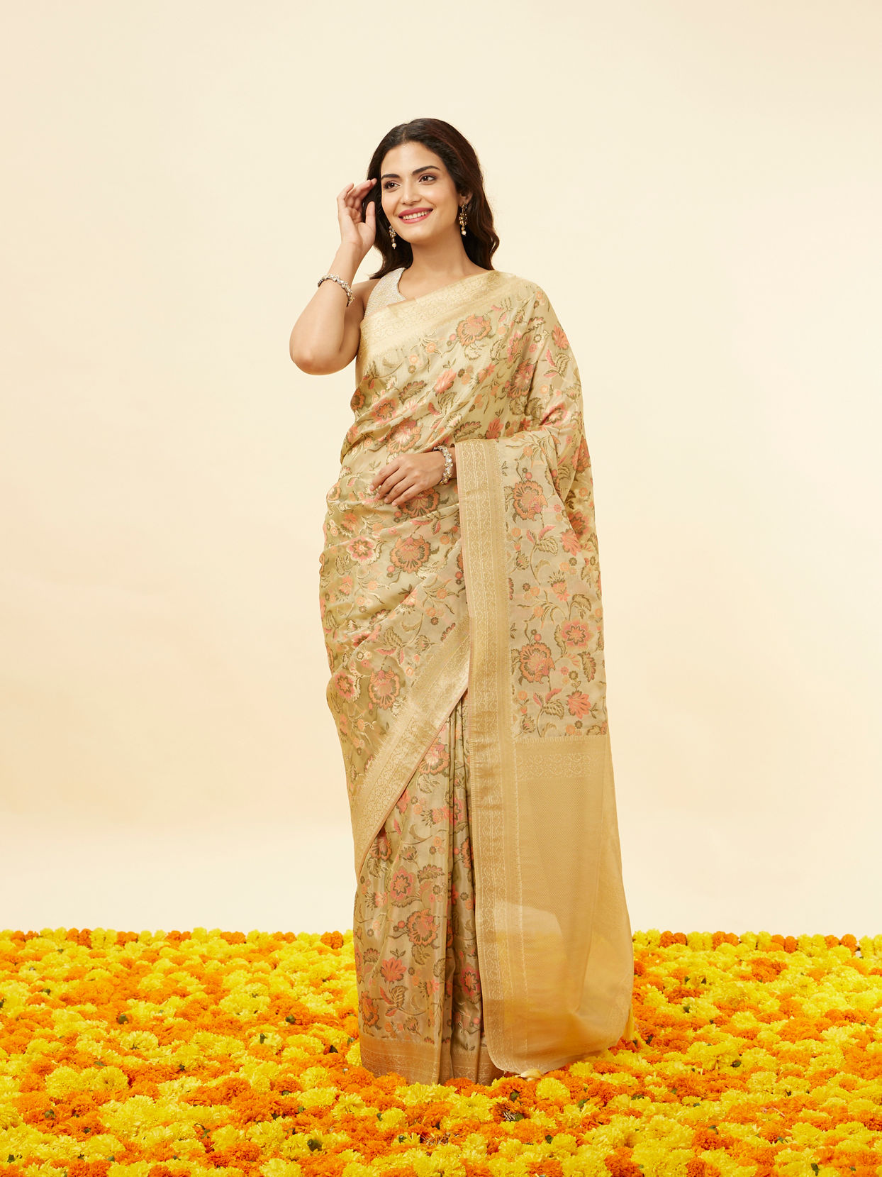 alt message - Mohey Women Dark Cream Botanical Print Zari Bordered Saree image number 0